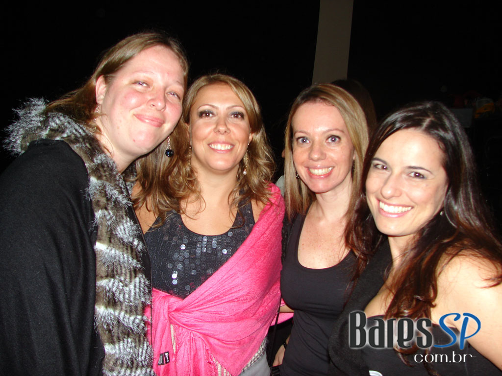 Café de La Musique agita a noite com os DJs Max Sabetta e Tovitz Café de La Musique agita a noite com os DJs Max Sabetta e Tovitz