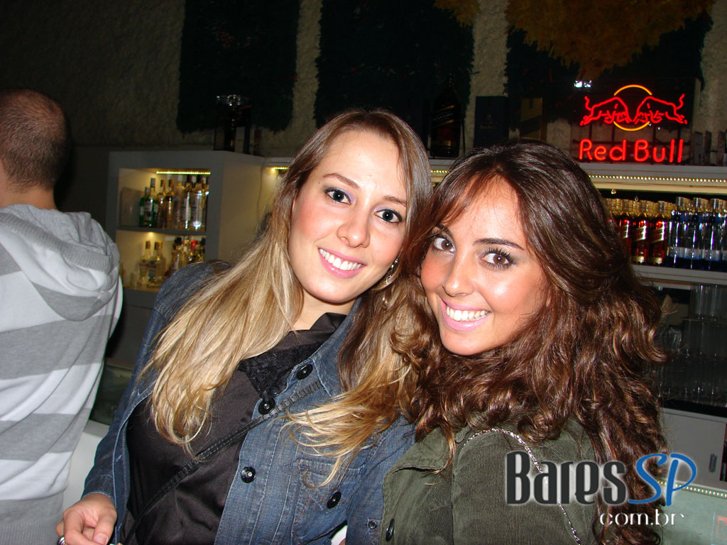 Café de La Musique agita a noite com os DJs Max Sabetta e Tovitz Café de La Musique agita a noite com os DJs Max Sabetta e Tovitz