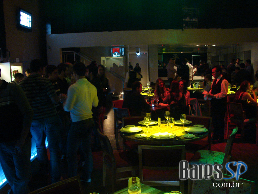 Café de La Musique agita a noite com os DJs Max Sabetta e Tovitz Café de La Musique agita a noite com os DJs Max Sabetta e Tovitz