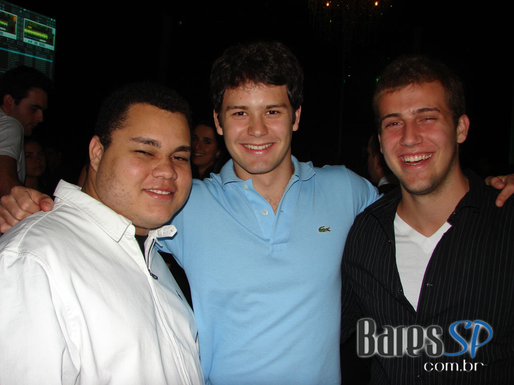 Café de La Musique agita a noite com os DJs Max Sabetta e Tovitz Café de La Musique agita a noite com os DJs Max Sabetta e Tovitz