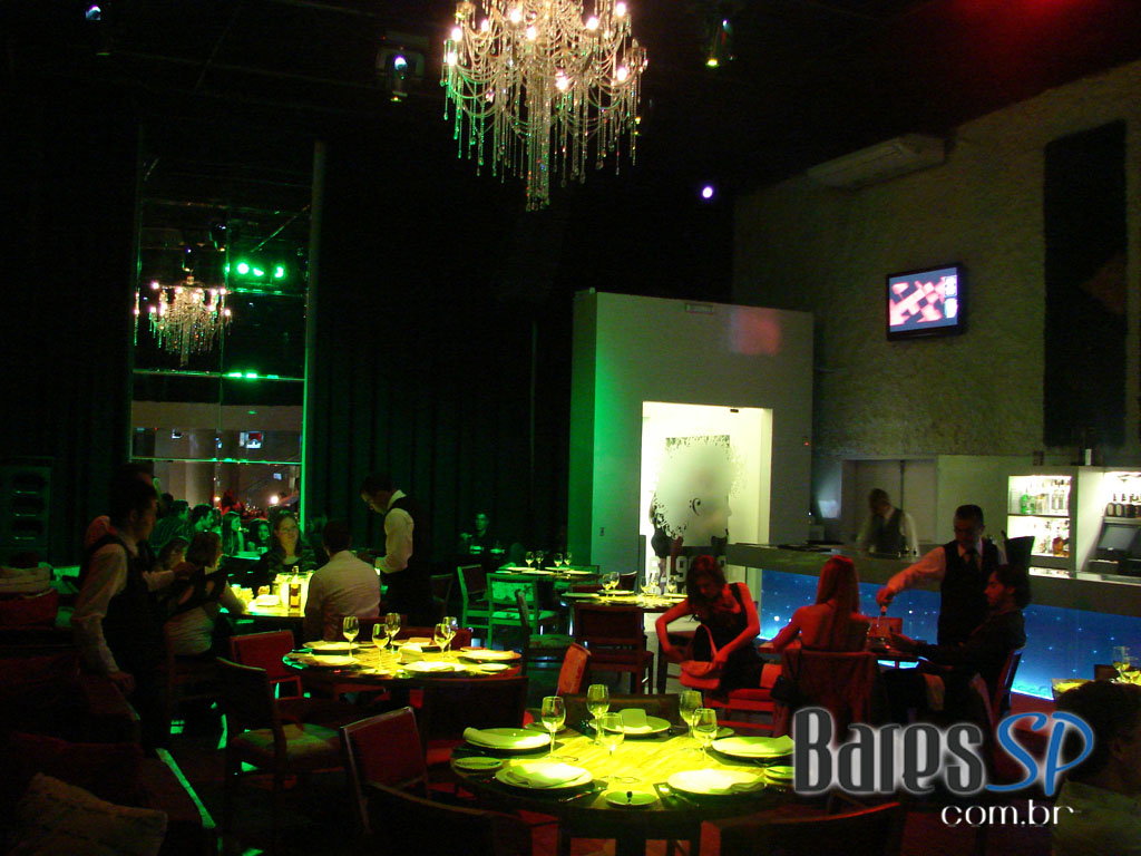 Café de La Musique agita a noite com os DJs Max Sabetta e Tovitz Café de La Musique agita a noite com os DJs Max Sabetta e Tovitz