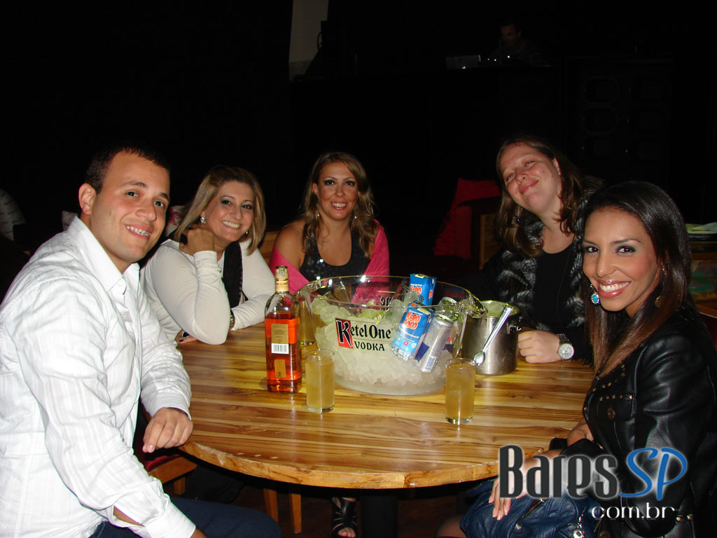 Café de La Musique agita a noite com os DJs Max Sabetta e Tovitz Café de La Musique agita a noite com os DJs Max Sabetta e Tovitz