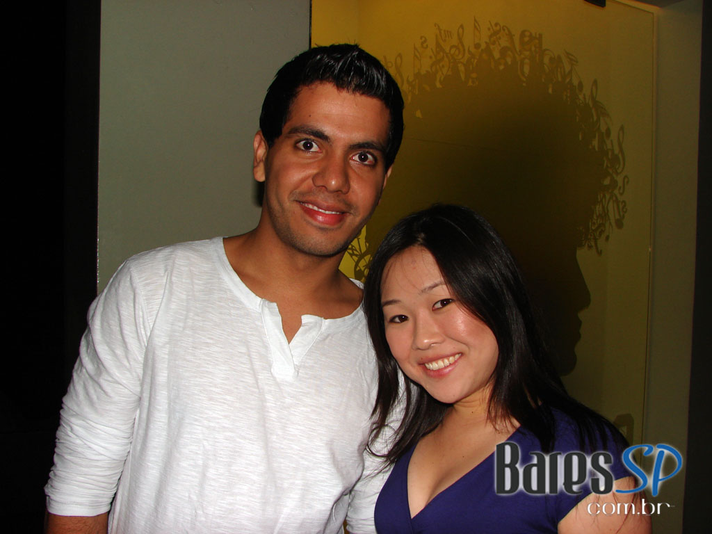 Café de La Musique agita a noite com os DJs Max Sabetta e Tovitz Café de La Musique agita a noite com os DJs Max Sabetta e Tovitz