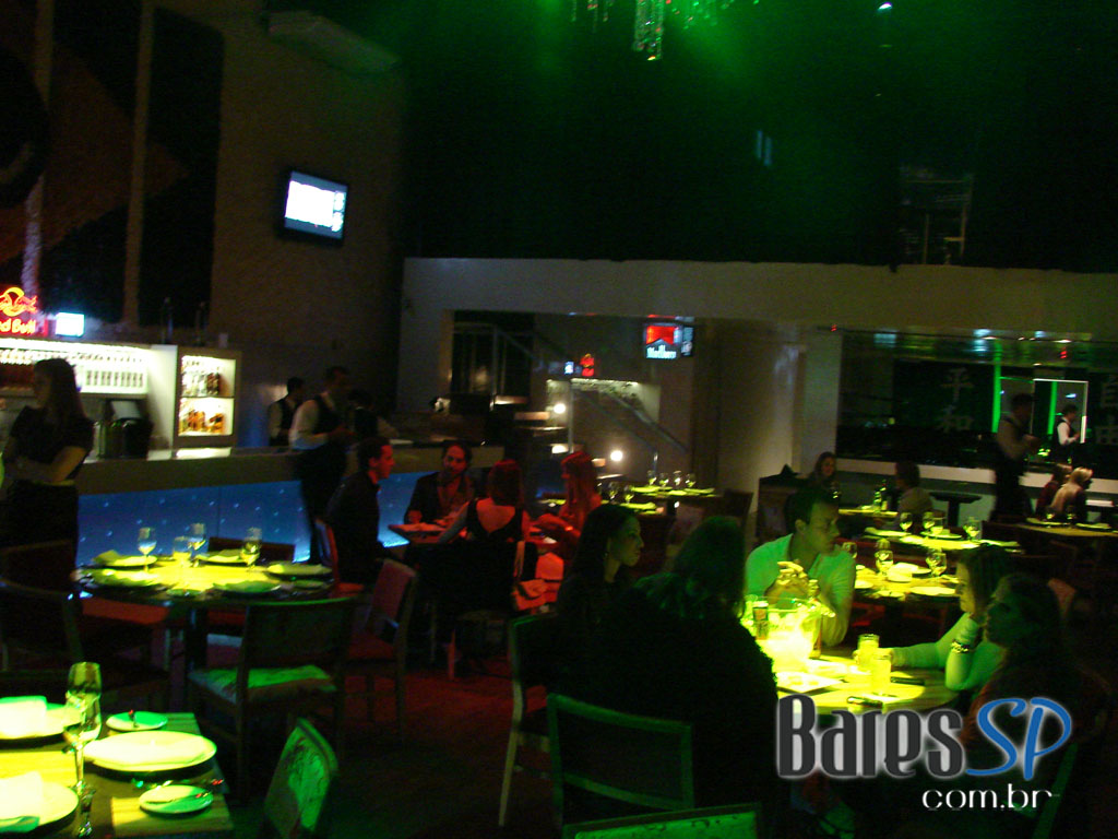 Café de La Musique agita a noite com os DJs Max Sabetta e Tovitz Café de La Musique agita a noite com os DJs Max Sabetta e Tovitz