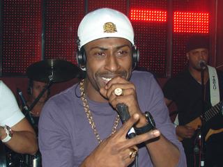 Grupo Pixote canta sucessos no palco do Salinas