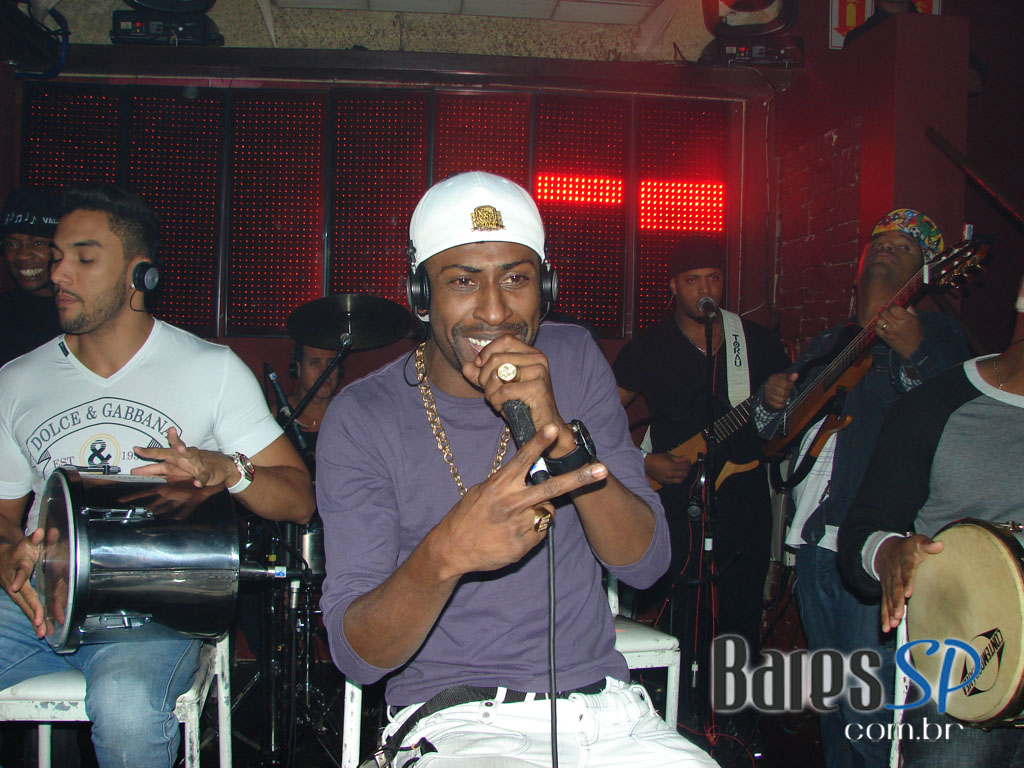 Grupo Pixote canta sucessos no palco do Salinas Grupo Pixote canta sucessos no palco do Salinas