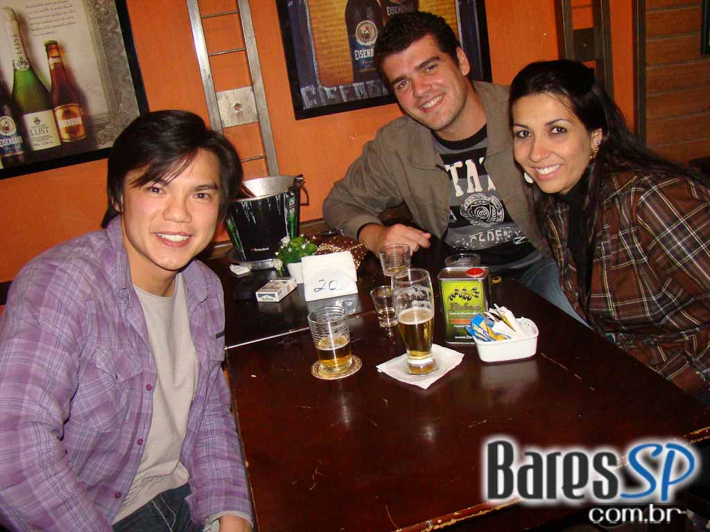 Música ao vivo com o cantor Vini no happy hour do Paralelo 12:27 Música ao vivo com o cantor Vini no happy hour do Paralelo 12:27