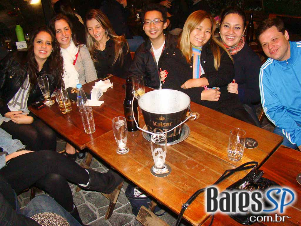 Música ao vivo com o cantor Vini no happy hour do Paralelo 12:27 Música ao vivo com o cantor Vini no happy hour do Paralelo 12:27