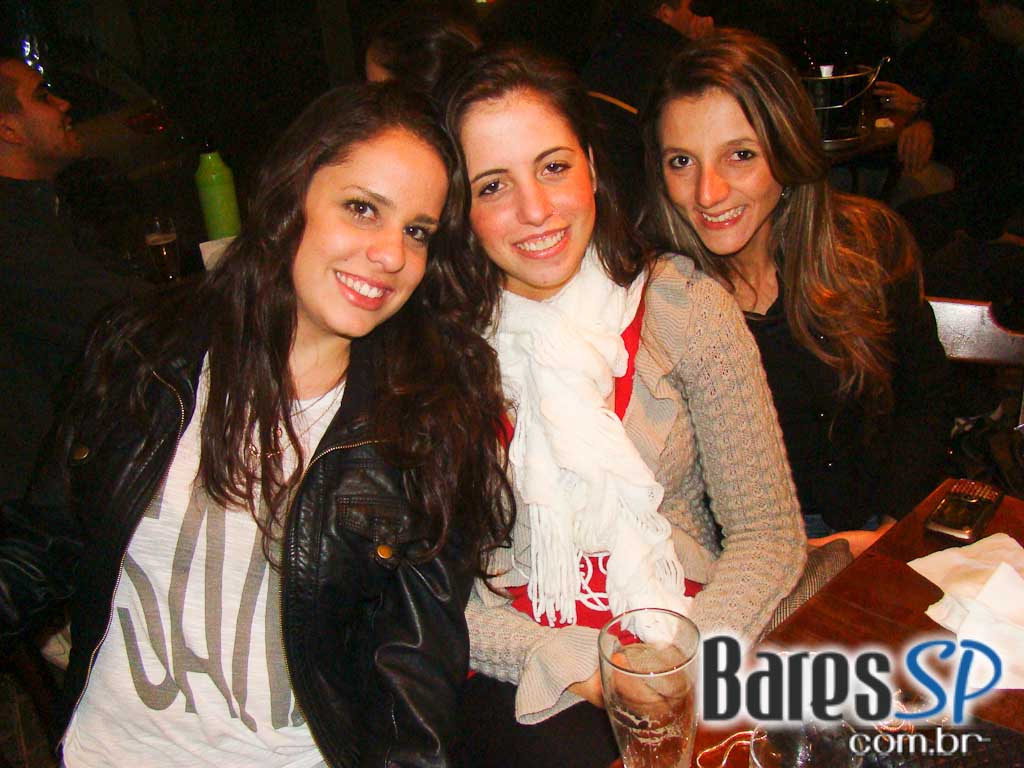 Música ao vivo com o cantor Vini no happy hour do Paralelo 12:27 Música ao vivo com o cantor Vini no happy hour do Paralelo 12:27