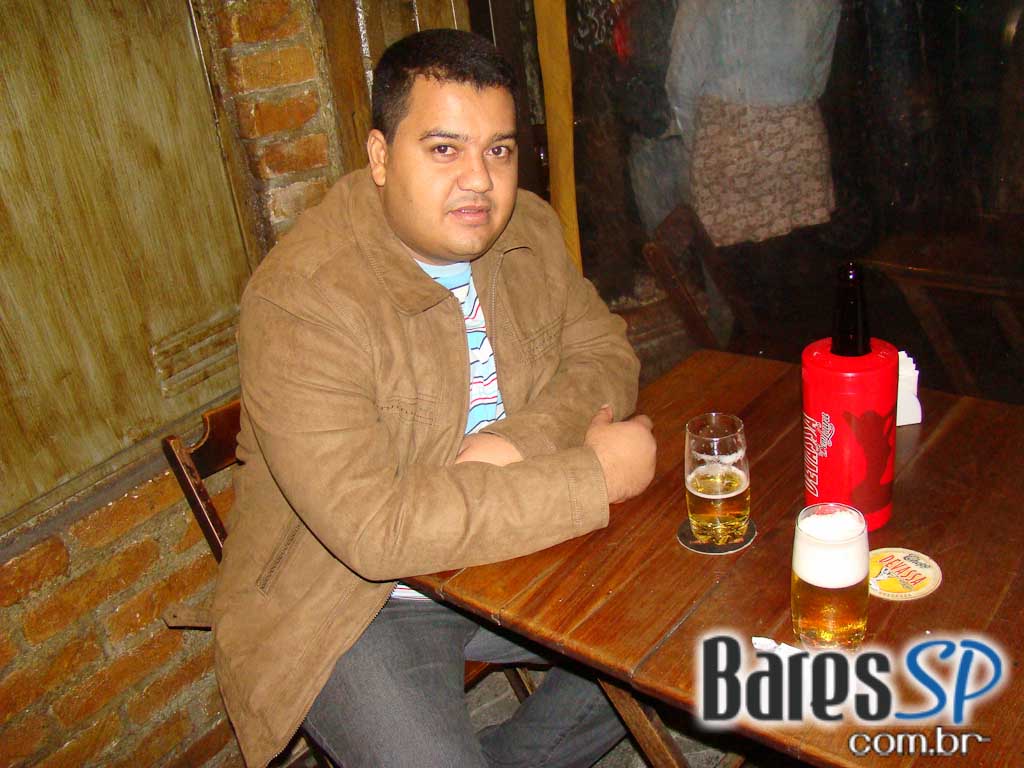 Música ao vivo com o cantor Vini no happy hour do Paralelo 12:27 Música ao vivo com o cantor Vini no happy hour do Paralelo 12:27