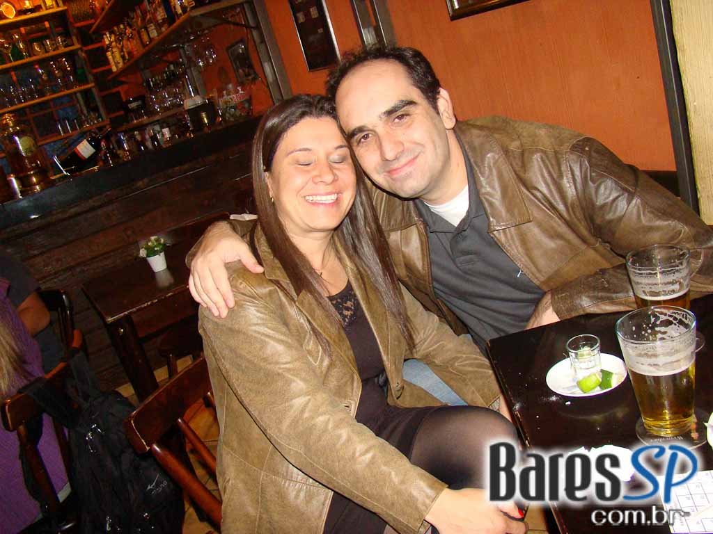 Música ao vivo com o cantor Vini no happy hour do Paralelo 12:27 Música ao vivo com o cantor Vini no happy hour do Paralelo 12:27