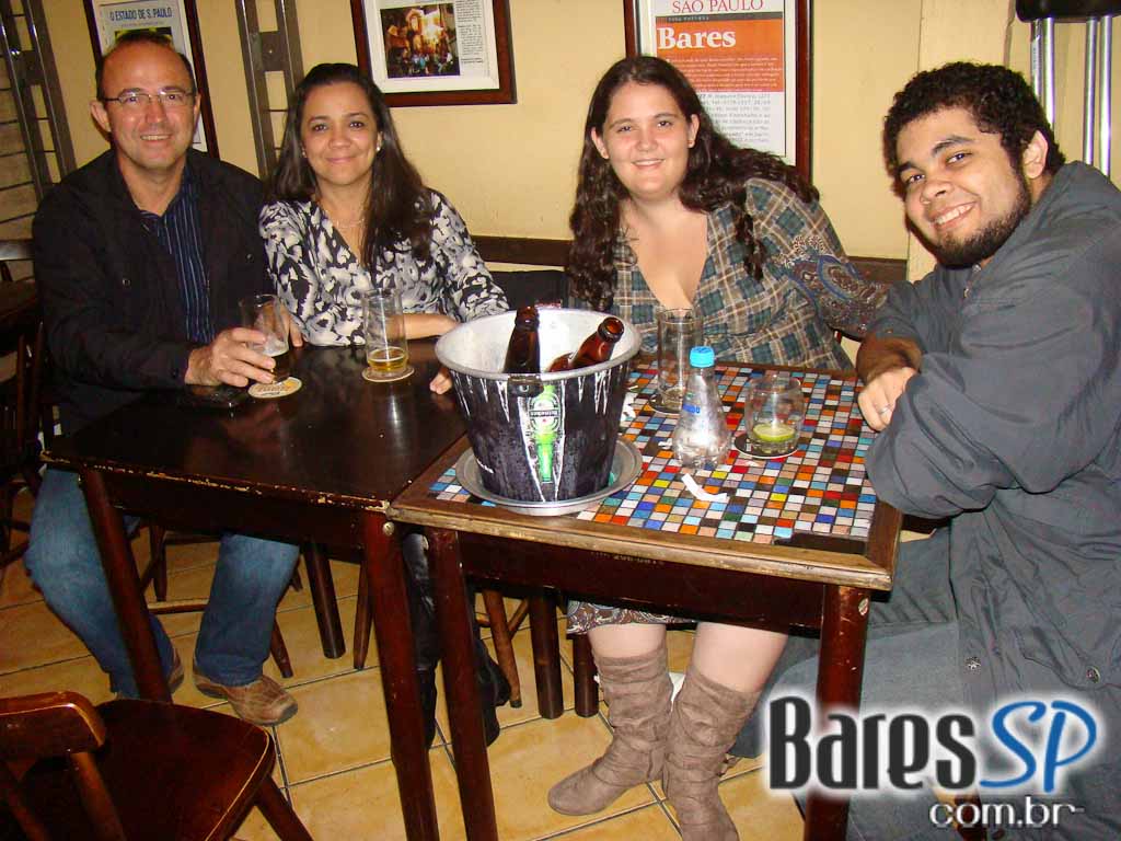 Música ao vivo com o cantor Vini no happy hour do Paralelo 12:27 Música ao vivo com o cantor Vini no happy hour do Paralelo 12:27