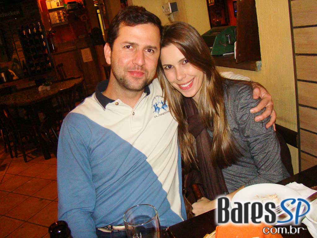 Música ao vivo com o cantor Vini no happy hour do Paralelo 12:27 Música ao vivo com o cantor Vini no happy hour do Paralelo 12:27