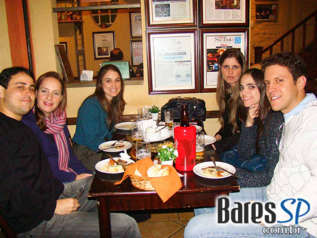 Música ao vivo com o cantor Vini no happy hour do Paralelo 12:27 Música ao vivo com o cantor Vini no happy hour do Paralelo 12:27