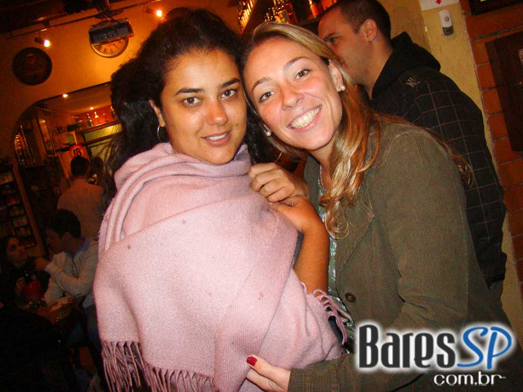 Música ao vivo com o cantor Vini no happy hour do Paralelo 12:27 Música ao vivo com o cantor Vini no happy hour do Paralelo 12:27