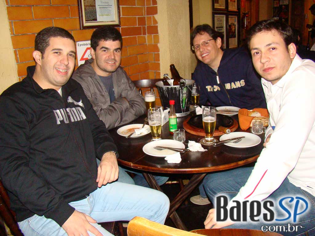 Música ao vivo com o cantor Vini no happy hour do Paralelo 12:27 Música ao vivo com o cantor Vini no happy hour do Paralelo 12:27