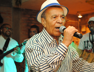 Favela Vila Olímpia reabriu as portas com shows de Leci Brandão e Monarco