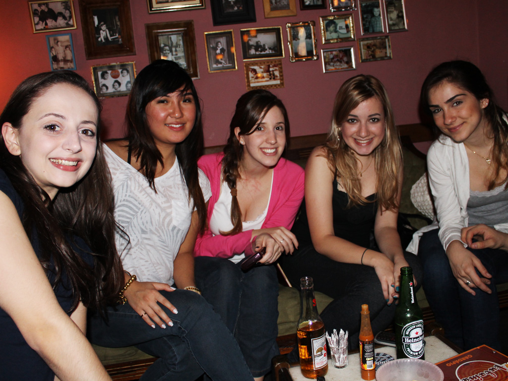 Futebol e caipirinha em dobro no happy hour de quarta-feira do Tubaína Bar