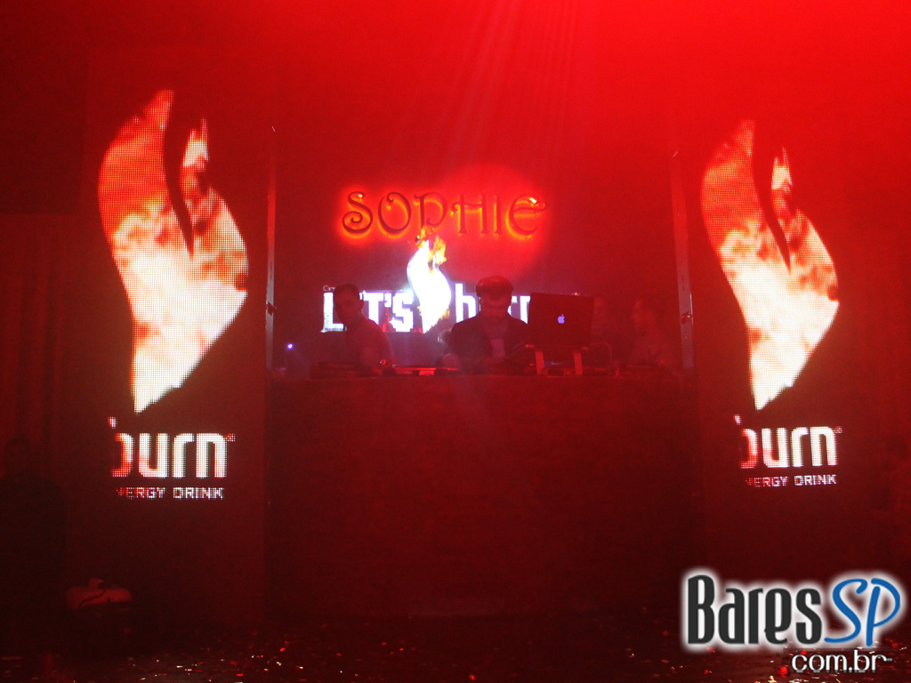 Coca-Cola e MTV levam projeto Let's Burn MTV para inauguração da Sophie Coca-Cola e MTV levam projeto Let's Burn MTV para inauguração da Sophie