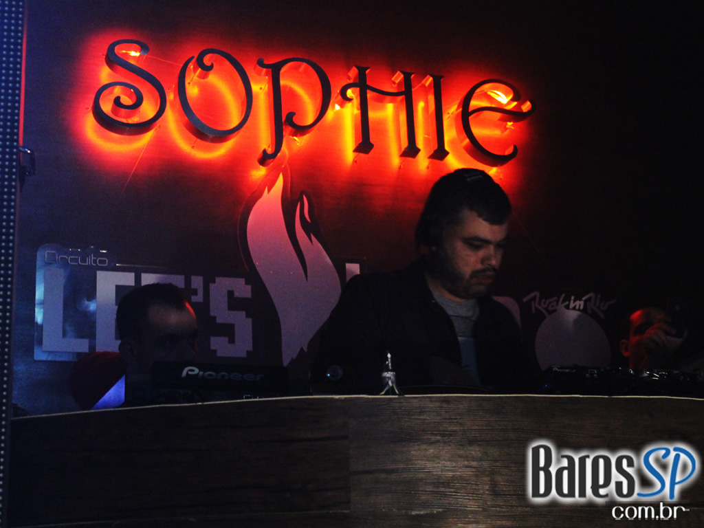 Coca-Cola e MTV levam projeto Let's Burn MTV para inauguração da Sophie Coca-Cola e MTV levam projeto Let's Burn MTV para inauguração da Sophie