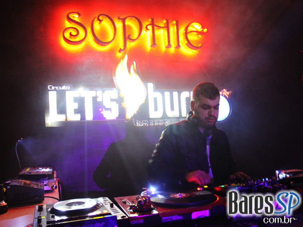 Coca-Cola e MTV levam projeto Let's Burn MTV para inauguração da Sophie Coca-Cola e MTV levam projeto Let's Burn MTV para inauguração da Sophie