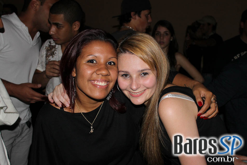 Sertanejo na noite de sábado do Santa Olívia Sertanejo na noite de sábado do Santa Olívia