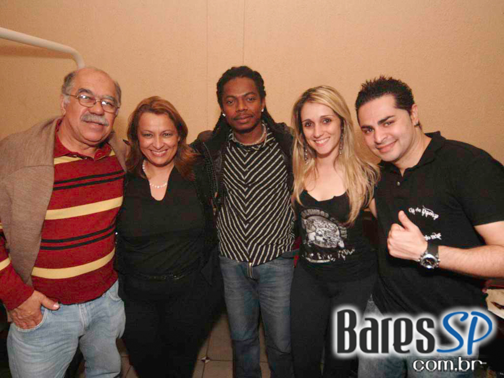 Sertanejo na noite de sábado do Santa Olívia Sertanejo na noite de sábado do Santa Olívia