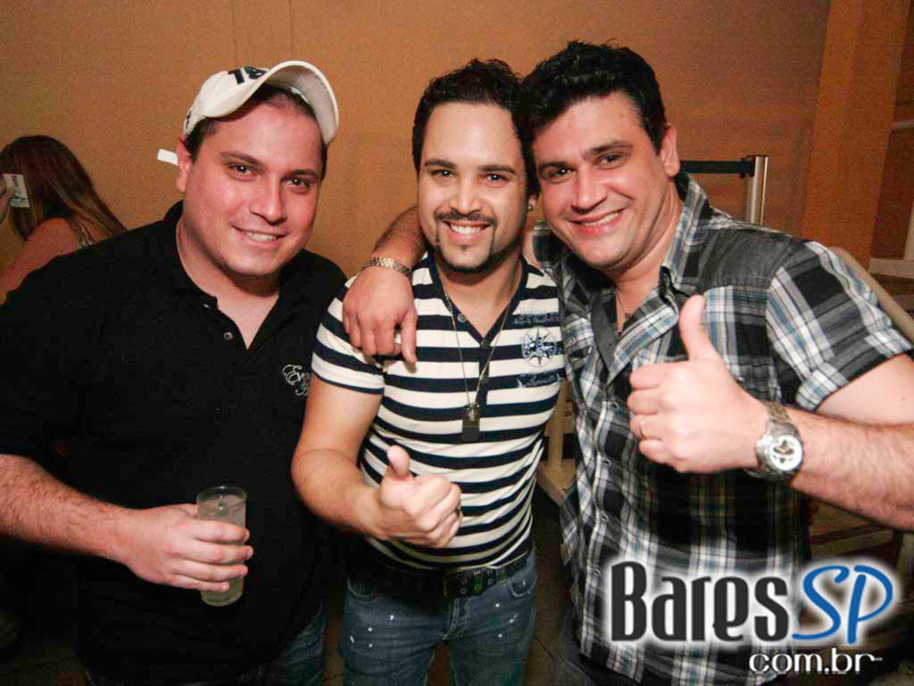 Sertanejo na noite de sábado do Santa Olívia Sertanejo na noite de sábado do Santa Olívia