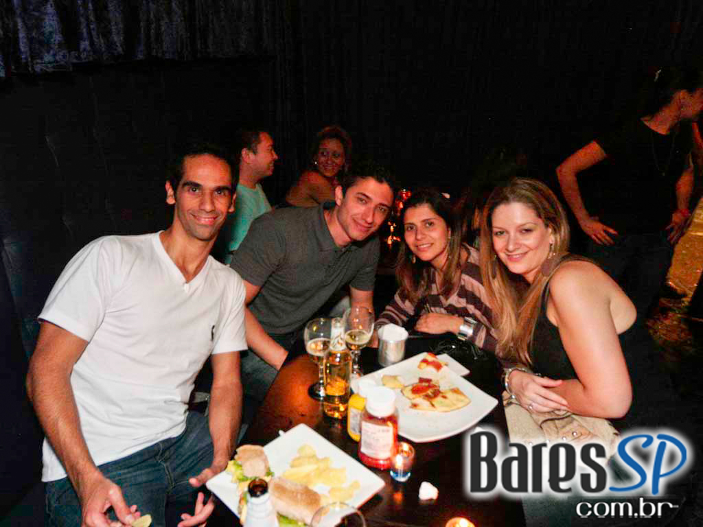 Blue Velvet realizou uma mistura de estilos na festa Mix It Up Blue Velvet realizou uma mistura de estilos na festa Mix It Up