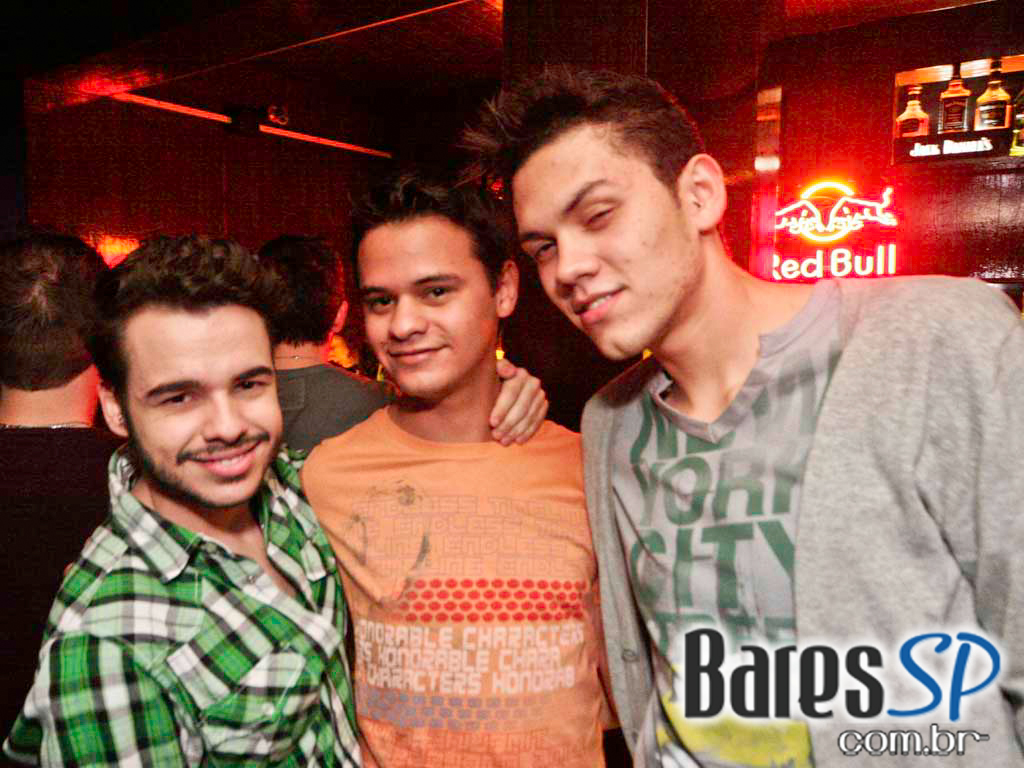 Véspera de feriado, o Clube Glória recebeu DJs que tocaram muito disco, house e suas variações Véspera de feriado, o Clube Glória recebeu DJs que tocaram muito disco, house e suas variações