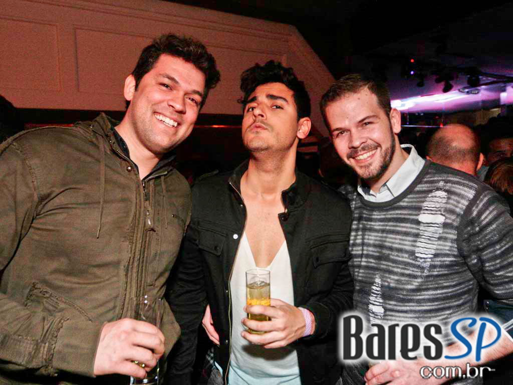 Véspera de feriado, o Clube Glória recebeu DJs que tocaram muito disco, house e suas variações Véspera de feriado, o Clube Glória recebeu DJs que tocaram muito disco, house e suas variações