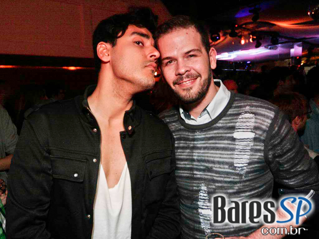 Véspera de feriado, o Clube Glória recebeu DJs que tocaram muito disco, house e suas variações Véspera de feriado, o Clube Glória recebeu DJs que tocaram muito disco, house e suas variações