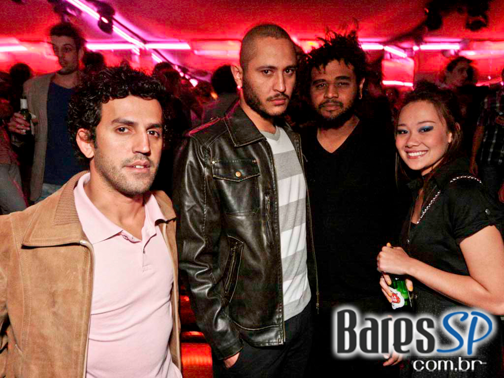 Véspera de feriado, o Clube Glória recebeu DJs que tocaram muito disco, house e suas variações Véspera de feriado, o Clube Glória recebeu DJs que tocaram muito disco, house e suas variações