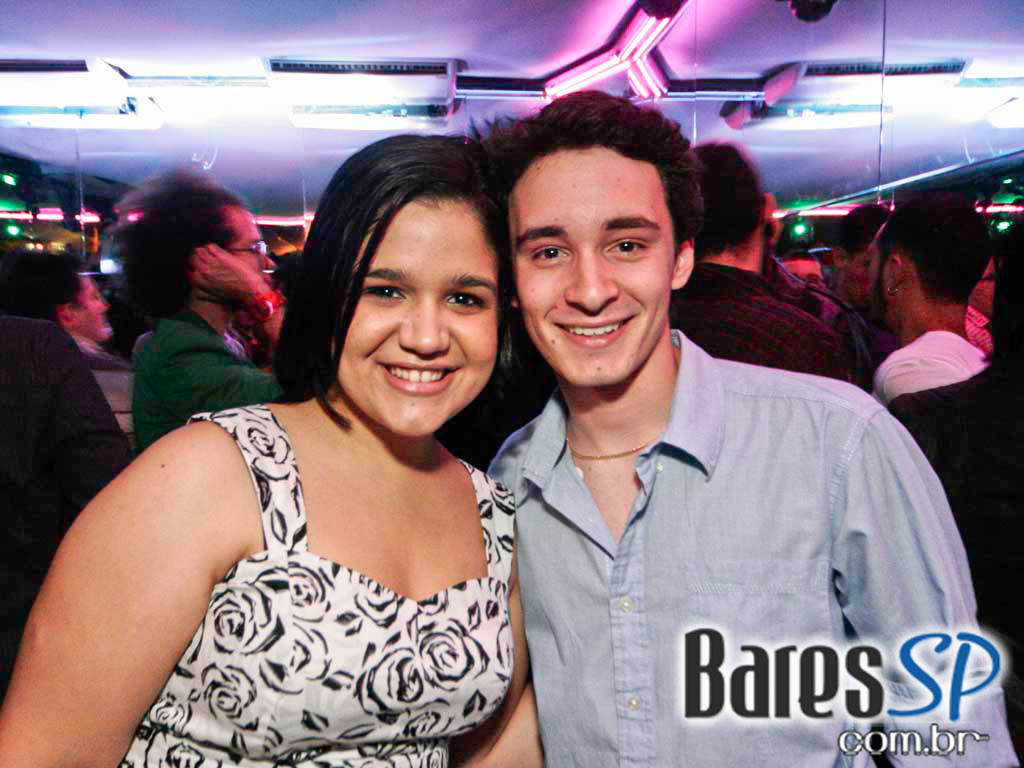 Véspera de feriado, o Clube Glória recebeu DJs que tocaram muito disco, house e suas variações Véspera de feriado, o Clube Glória recebeu DJs que tocaram muito disco, house e suas variações