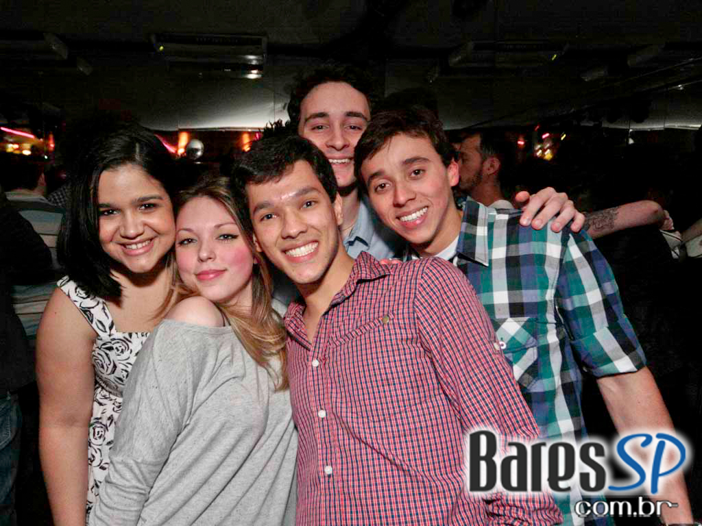 Véspera de feriado, o Clube Glória recebeu DJs que tocaram muito disco, house e suas variações Véspera de feriado, o Clube Glória recebeu DJs que tocaram muito disco, house e suas variações