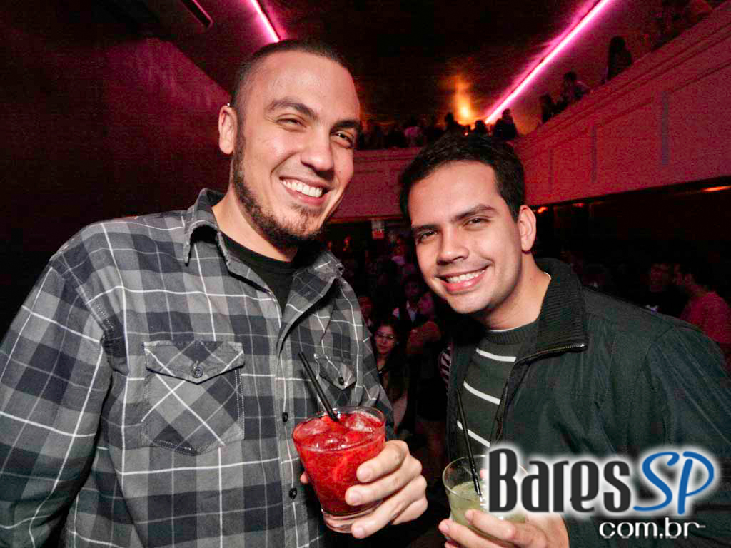 Véspera de feriado, o Clube Glória recebeu DJs que tocaram muito disco, house e suas variações Véspera de feriado, o Clube Glória recebeu DJs que tocaram muito disco, house e suas variações