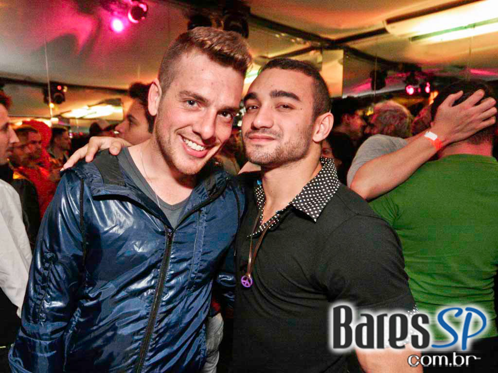 Véspera de feriado, o Clube Glória recebeu DJs que tocaram muito disco, house e suas variações Véspera de feriado, o Clube Glória recebeu DJs que tocaram muito disco, house e suas variações