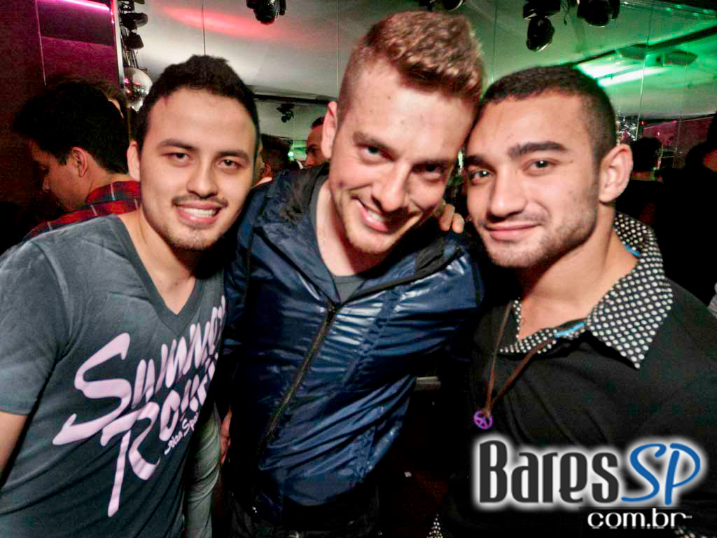 Véspera de feriado, o Clube Glória recebeu DJs que tocaram muito disco, house e suas variações Véspera de feriado, o Clube Glória recebeu DJs que tocaram muito disco, house e suas variações