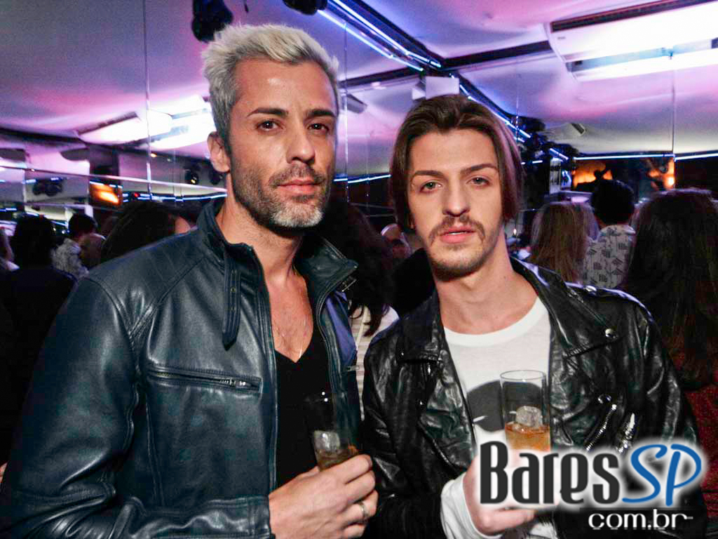 Véspera de feriado, o Clube Glória recebeu DJs que tocaram muito disco, house e suas variações Véspera de feriado, o Clube Glória recebeu DJs que tocaram muito disco, house e suas variações