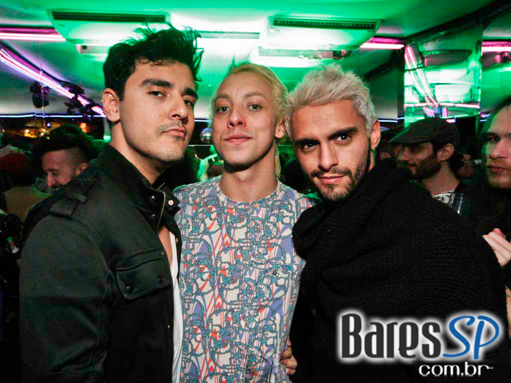 Véspera de feriado, o Clube Glória recebeu DJs que tocaram muito disco, house e suas variações Véspera de feriado, o Clube Glória recebeu DJs que tocaram muito disco, house e suas variações