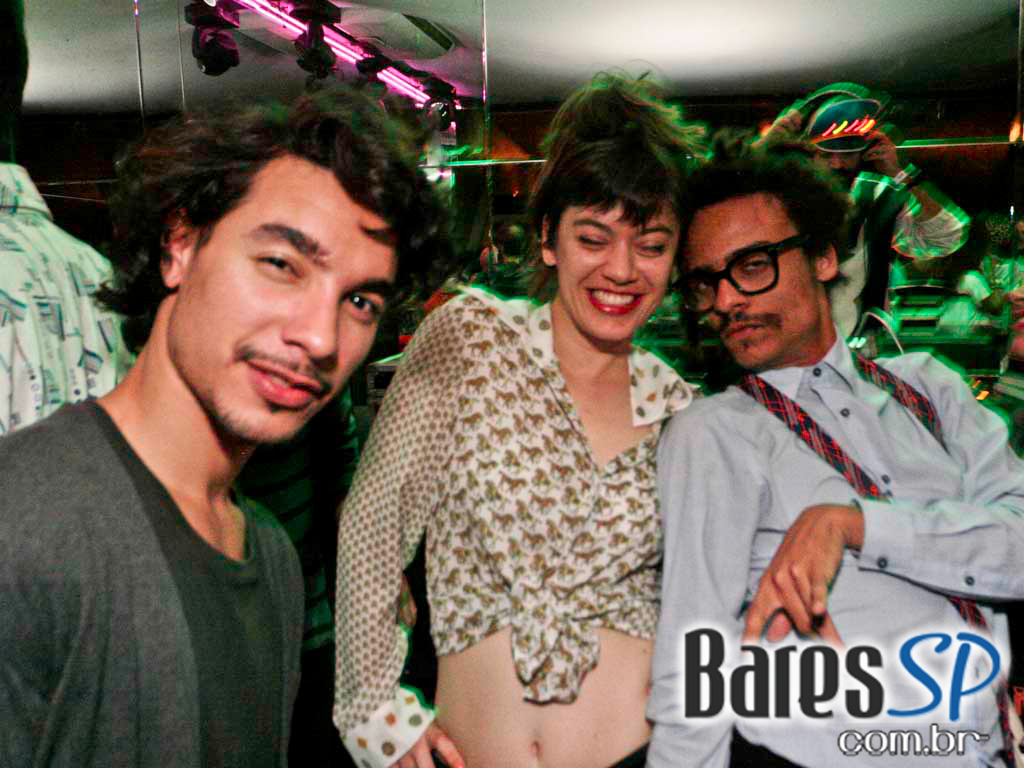 Véspera de feriado, o Clube Glória recebeu DJs que tocaram muito disco, house e suas variações Véspera de feriado, o Clube Glória recebeu DJs que tocaram muito disco, house e suas variações