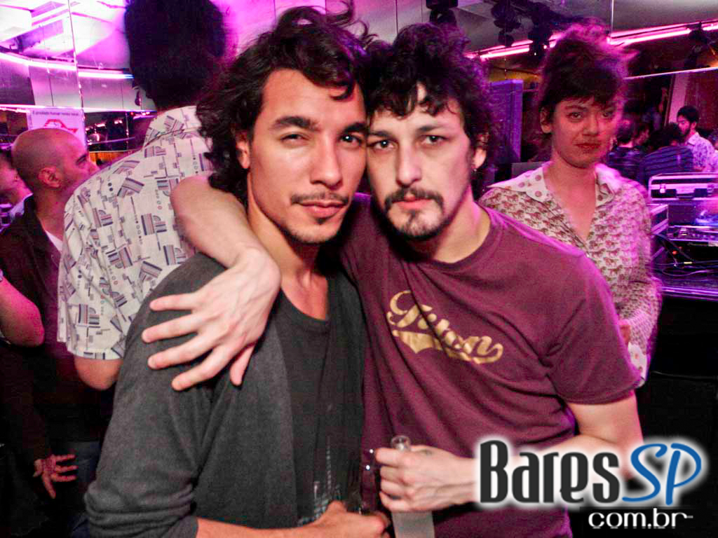 Véspera de feriado, o Clube Glória recebeu DJs que tocaram muito disco, house e suas variações Véspera de feriado, o Clube Glória recebeu DJs que tocaram muito disco, house e suas variações