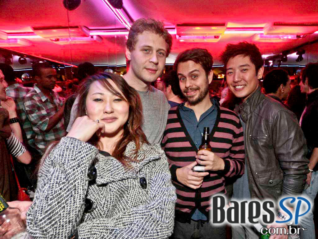 Véspera de feriado, o Clube Glória recebeu DJs que tocaram muito disco, house e suas variações Véspera de feriado, o Clube Glória recebeu DJs que tocaram muito disco, house e suas variações