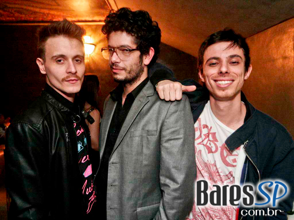 Véspera de feriado, o Clube Glória recebeu DJs que tocaram muito disco, house e suas variações Véspera de feriado, o Clube Glória recebeu DJs que tocaram muito disco, house e suas variações