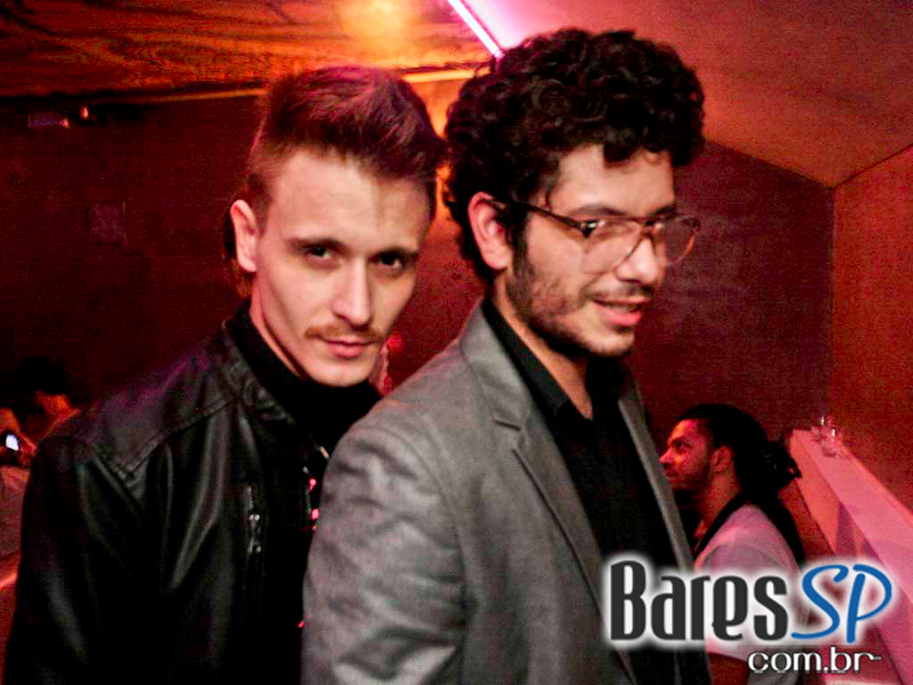 Véspera de feriado, o Clube Glória recebeu DJs que tocaram muito disco, house e suas variações Véspera de feriado, o Clube Glória recebeu DJs que tocaram muito disco, house e suas variações