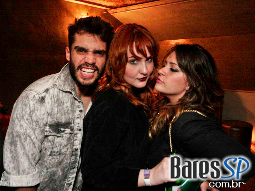 Véspera de feriado, o Clube Glória recebeu DJs que tocaram muito disco, house e suas variações Véspera de feriado, o Clube Glória recebeu DJs que tocaram muito disco, house e suas variações