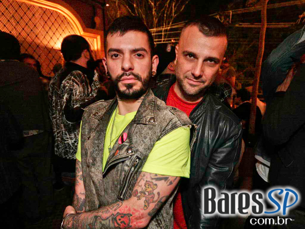 Véspera de feriado, o Clube Glória recebeu DJs que tocaram muito disco, house e suas variações Véspera de feriado, o Clube Glória recebeu DJs que tocaram muito disco, house e suas variações