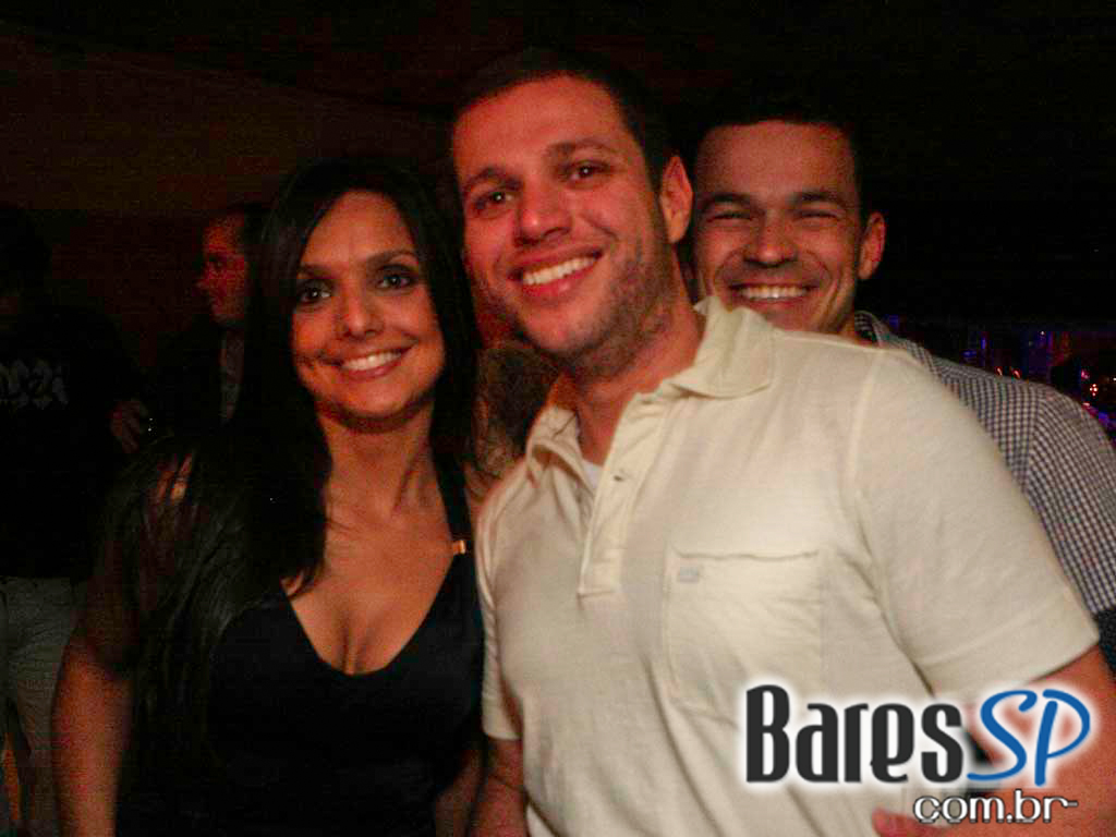 Véspera de feriado, o Clube Glória recebeu DJs que tocaram muito disco, house e suas variações Véspera de feriado, o Clube Glória recebeu DJs que tocaram muito disco, house e suas variações