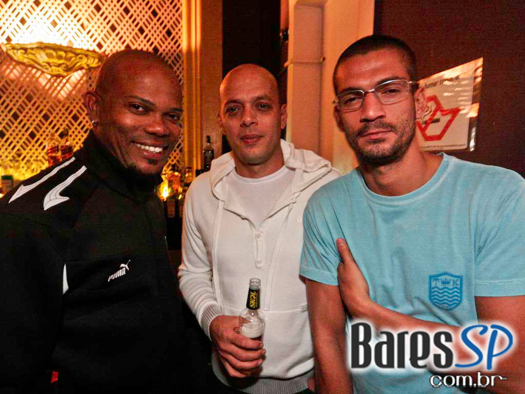 Véspera de feriado, o Clube Glória recebeu DJs que tocaram muito disco, house e suas variações Véspera de feriado, o Clube Glória recebeu DJs que tocaram muito disco, house e suas variações