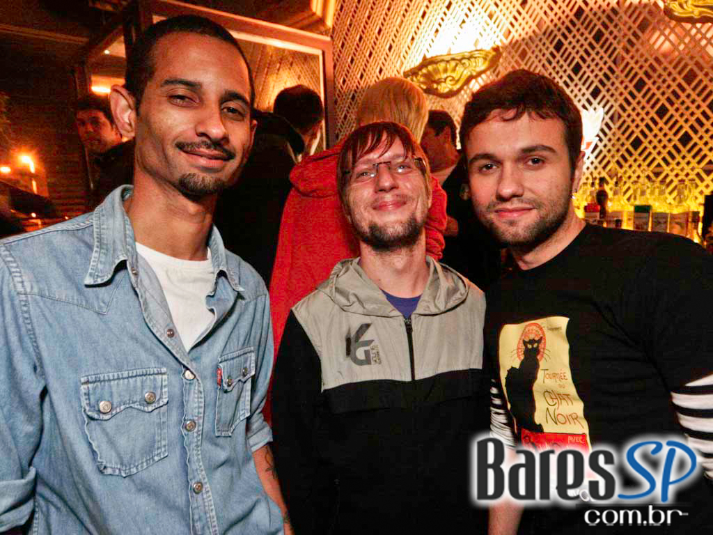 Véspera de feriado, o Clube Glória recebeu DJs que tocaram muito disco, house e suas variações Véspera de feriado, o Clube Glória recebeu DJs que tocaram muito disco, house e suas variações